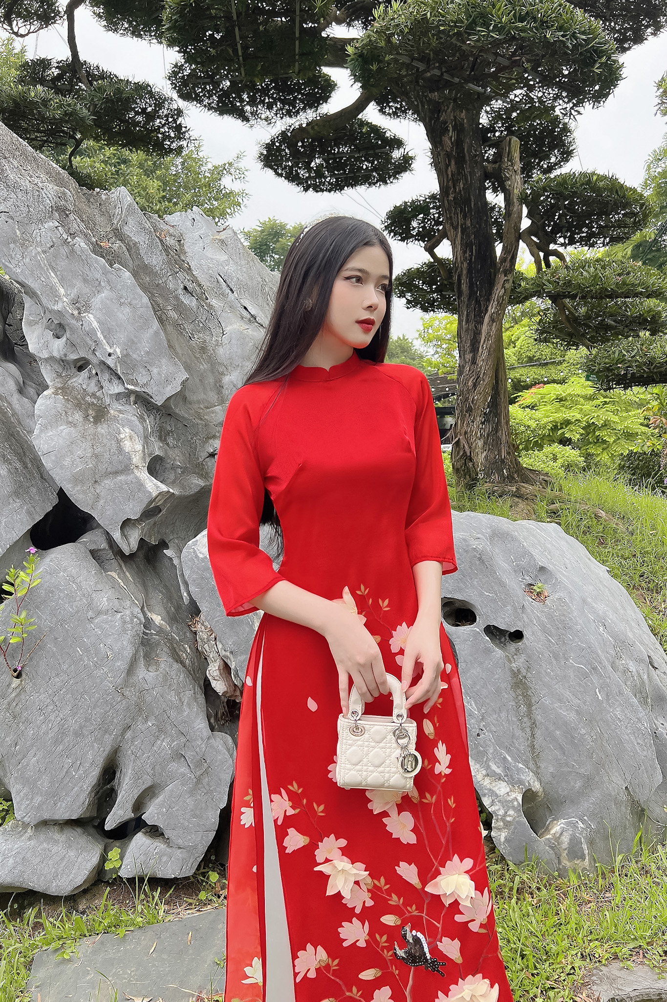 Áo dài cách tân nữ đính hoa vàng chất vải tơ chuẩn dáng