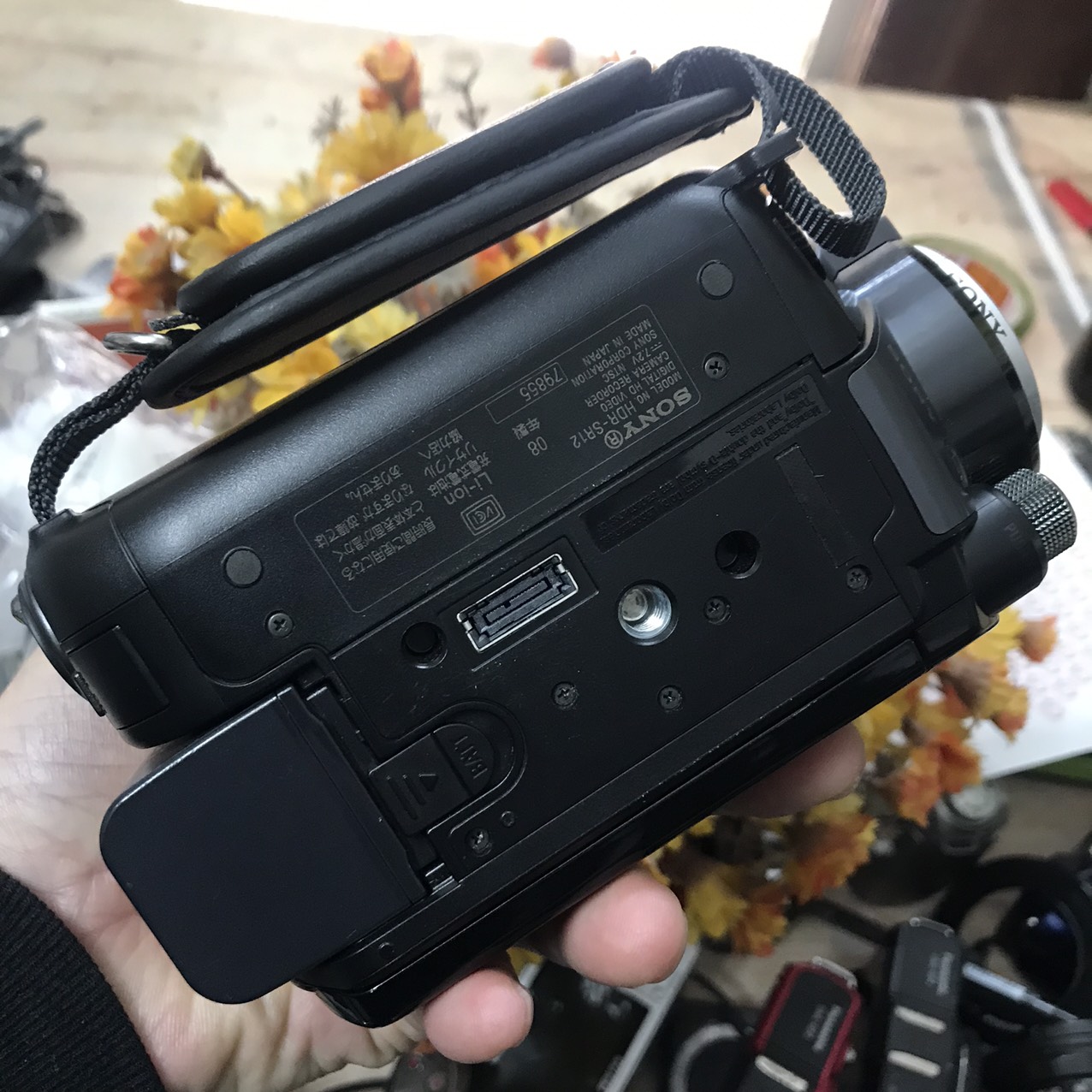 Máy quay phim Sony SR12
