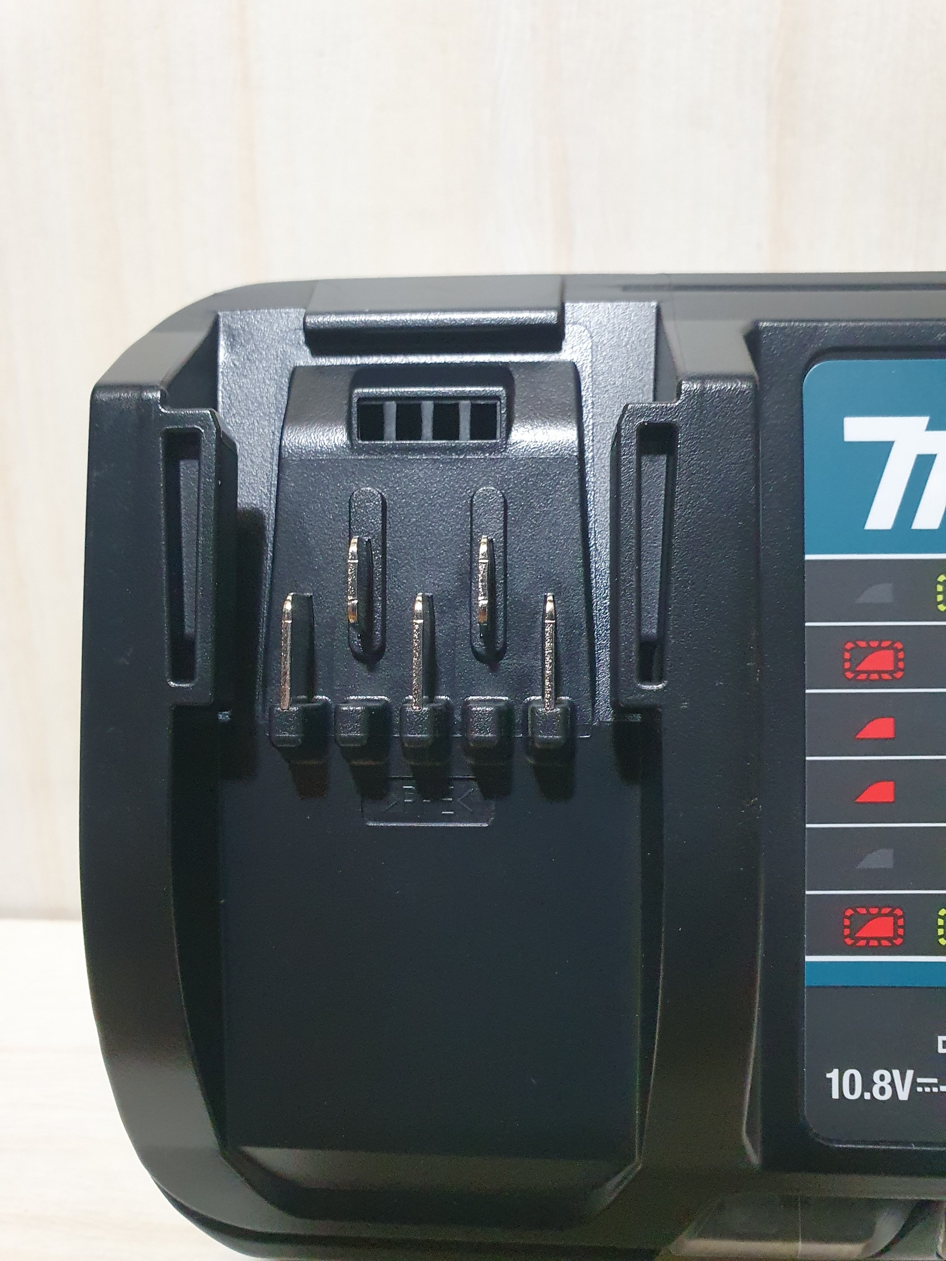 Đế sạc pin nhanh Makita 12VMax DC10SB