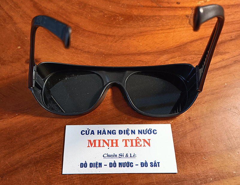 Kính hàn đen bảo vệ mắt khi hàn sắt.