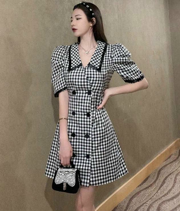 Đầm caro đen cổ vest