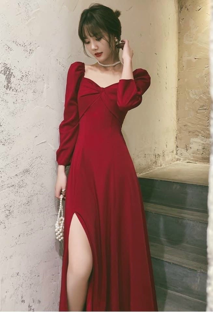 Đầm đỏ xoắn cổ xẻ tà