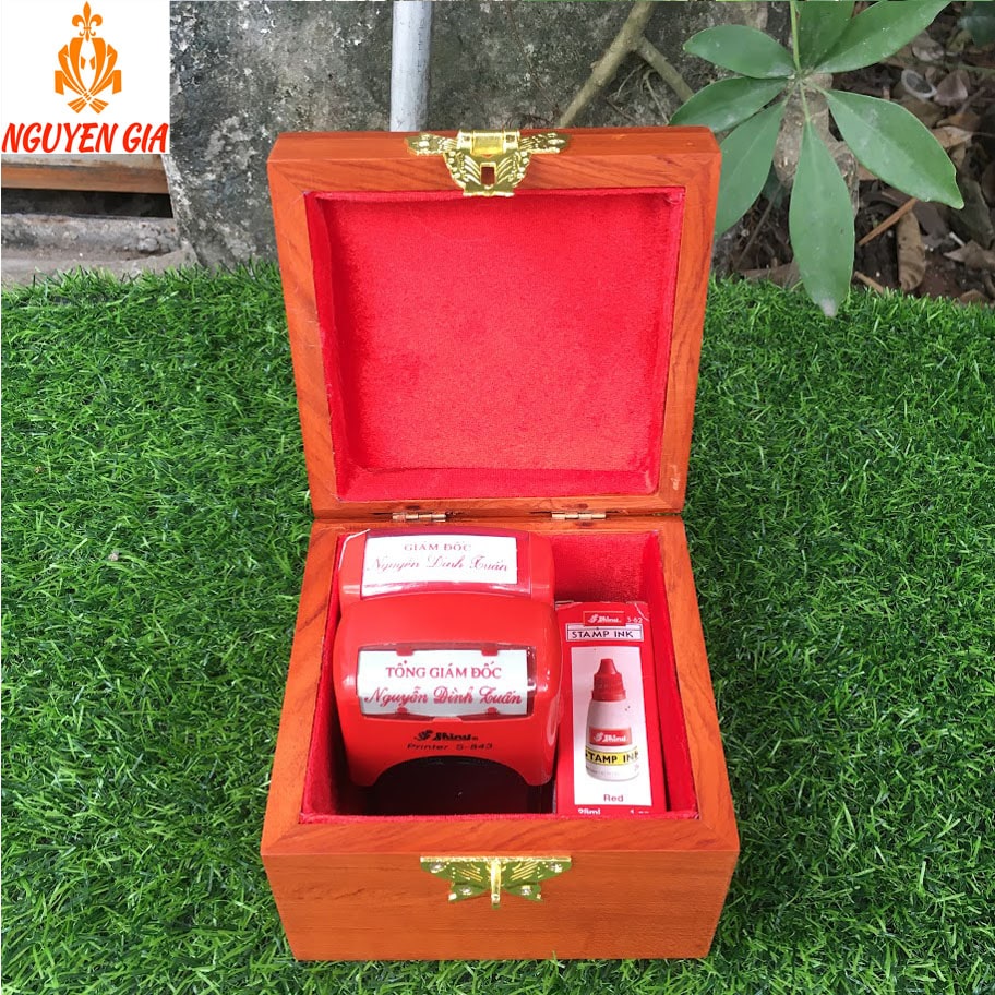 Hộp đựng con dấu công ty bằng gỗ Hương có khóa an toàn để dấu tên dấu cửa hàng mang lại sự thuận lợi phát triển cho tổ chức, cửa hàng, doanh nghiệp
