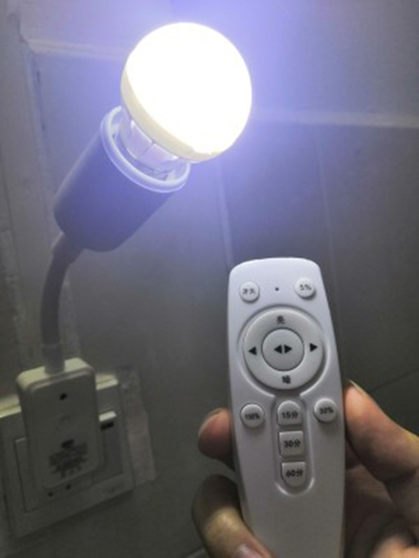 Đèn ngủ điều khiển từ xa 3 cấp độ sáng có chế độ hẹn giờ điều chỉnh 3 mức thời gian, thân đèn hỗ trợ thay đổi hướng chiếu sáng