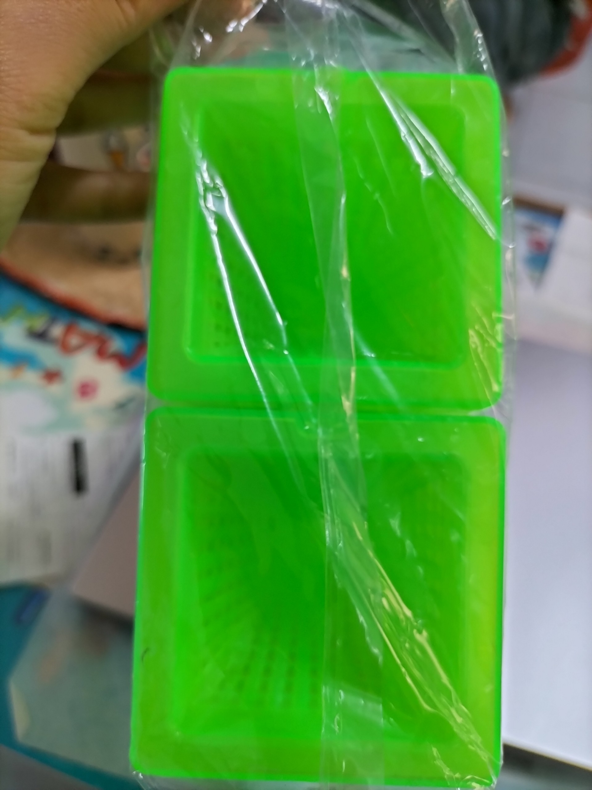 Phễu đựng trùn chỉ cho cá cảnh
