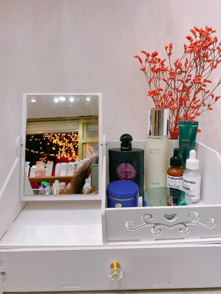 kệ để đồ trang điểm mini gương vuông