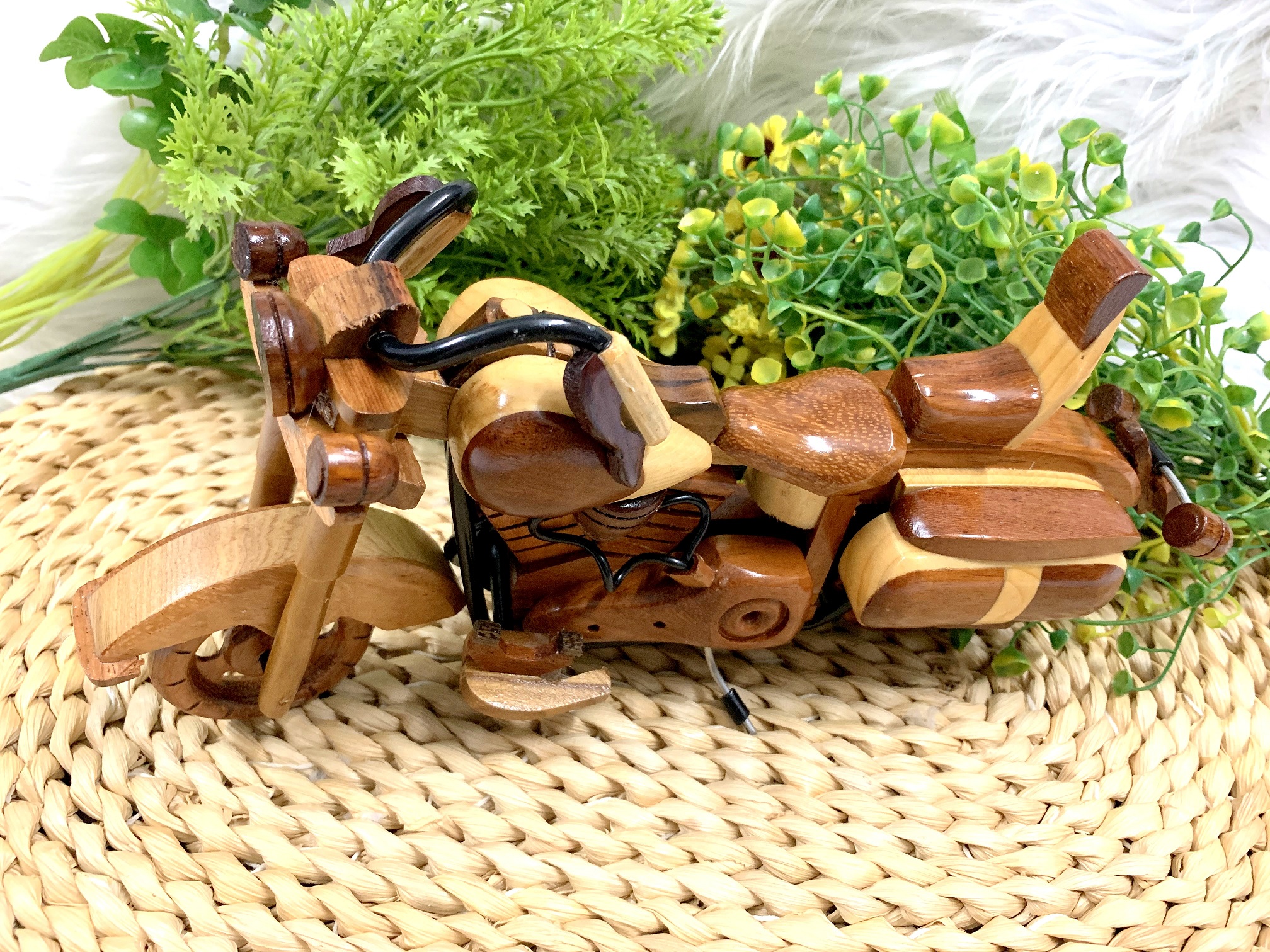 Mô Hình Xe Môtô Harley Davidson bằng Gỗ Gõ (Hình Thật)