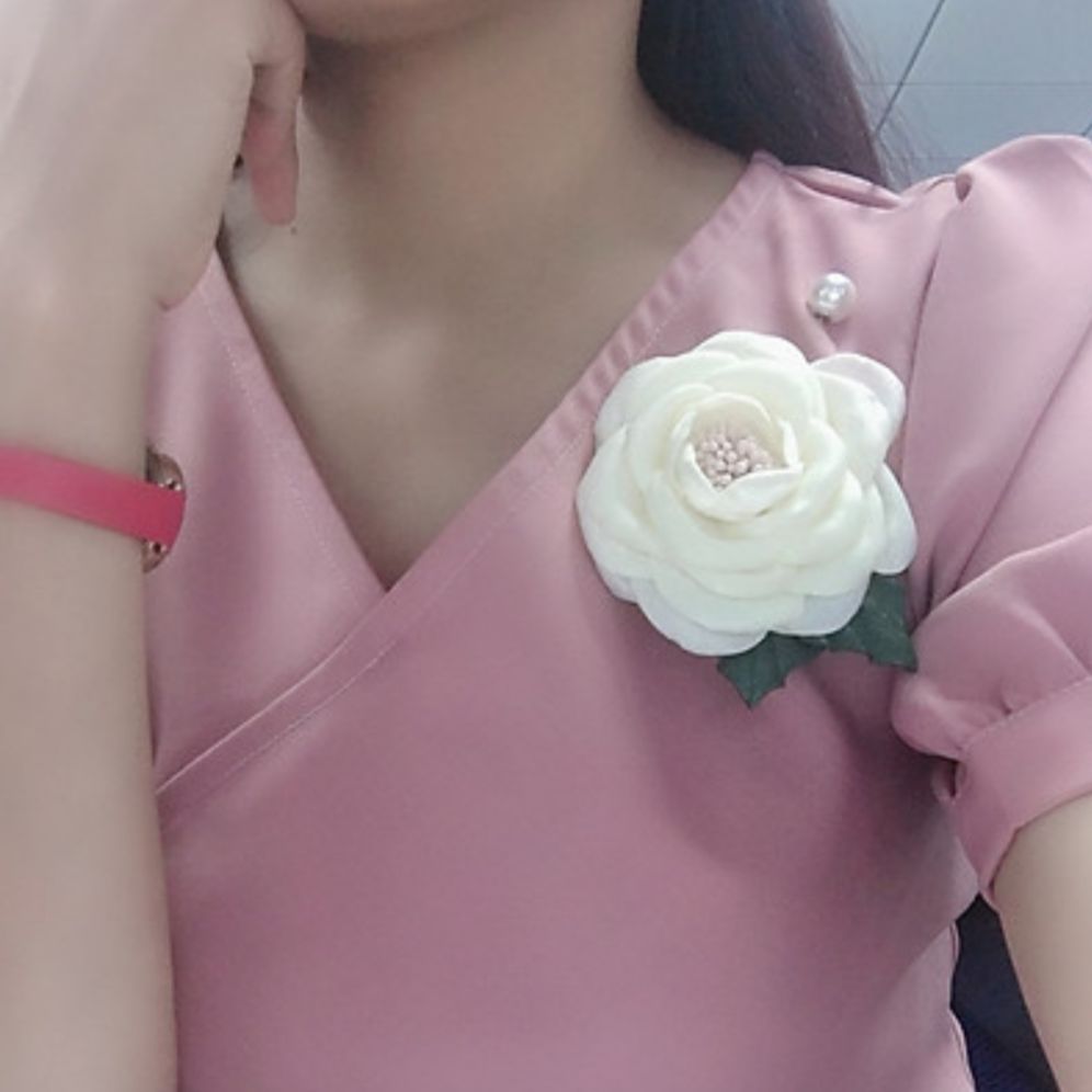 Hoa cài áo lụa gấm mềm mịn màu trắng sữa