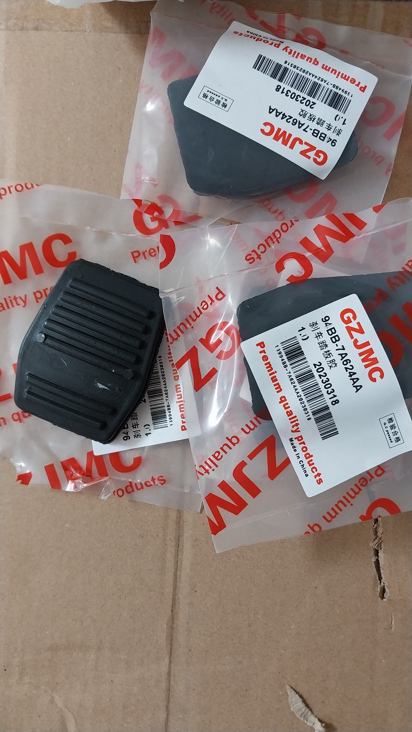 Cao su ốp chân phanh, chân côn, chân ga xe ford transit chính hãng jmc