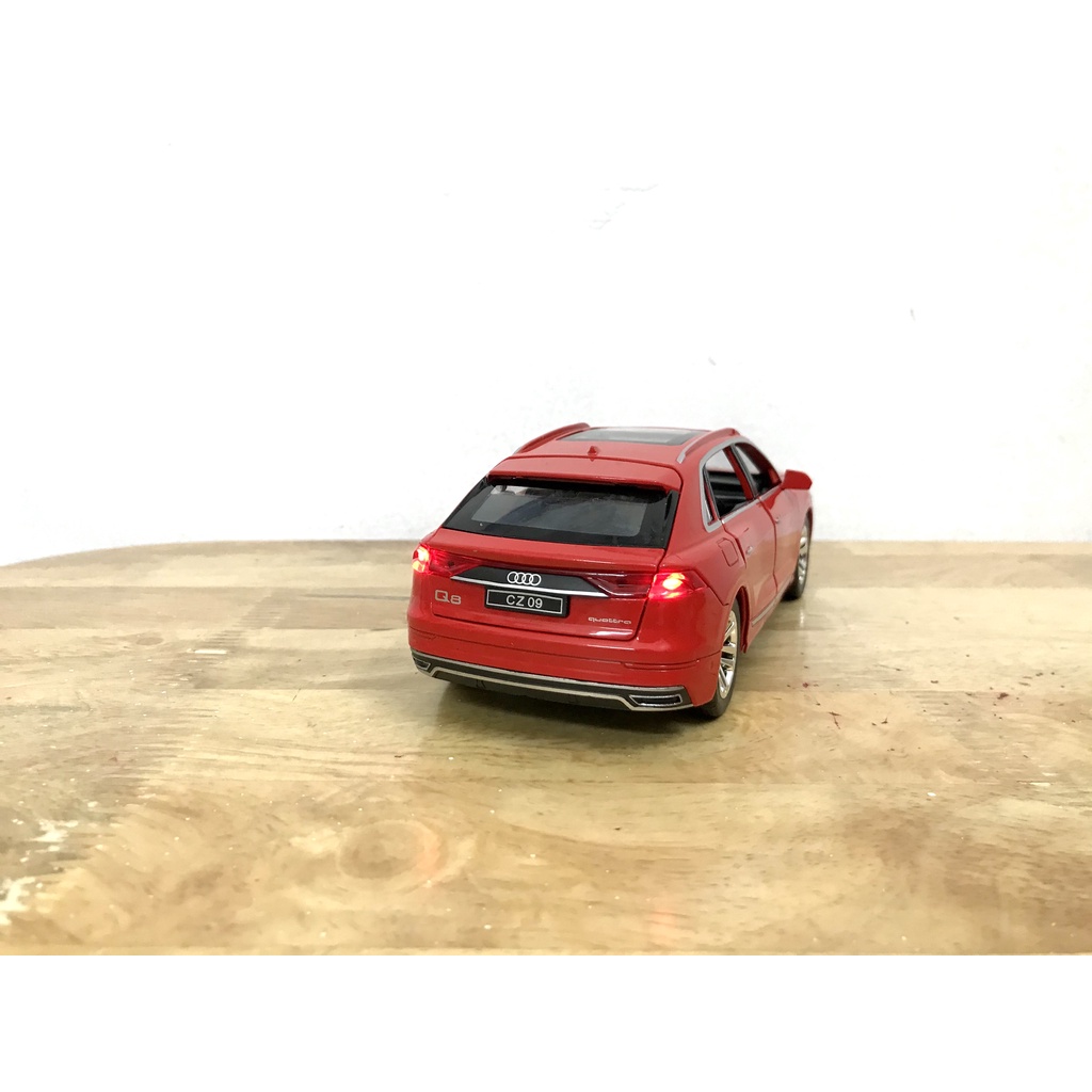 Mô hình xe Audi Q8 _ Tỷ lệ 1:24