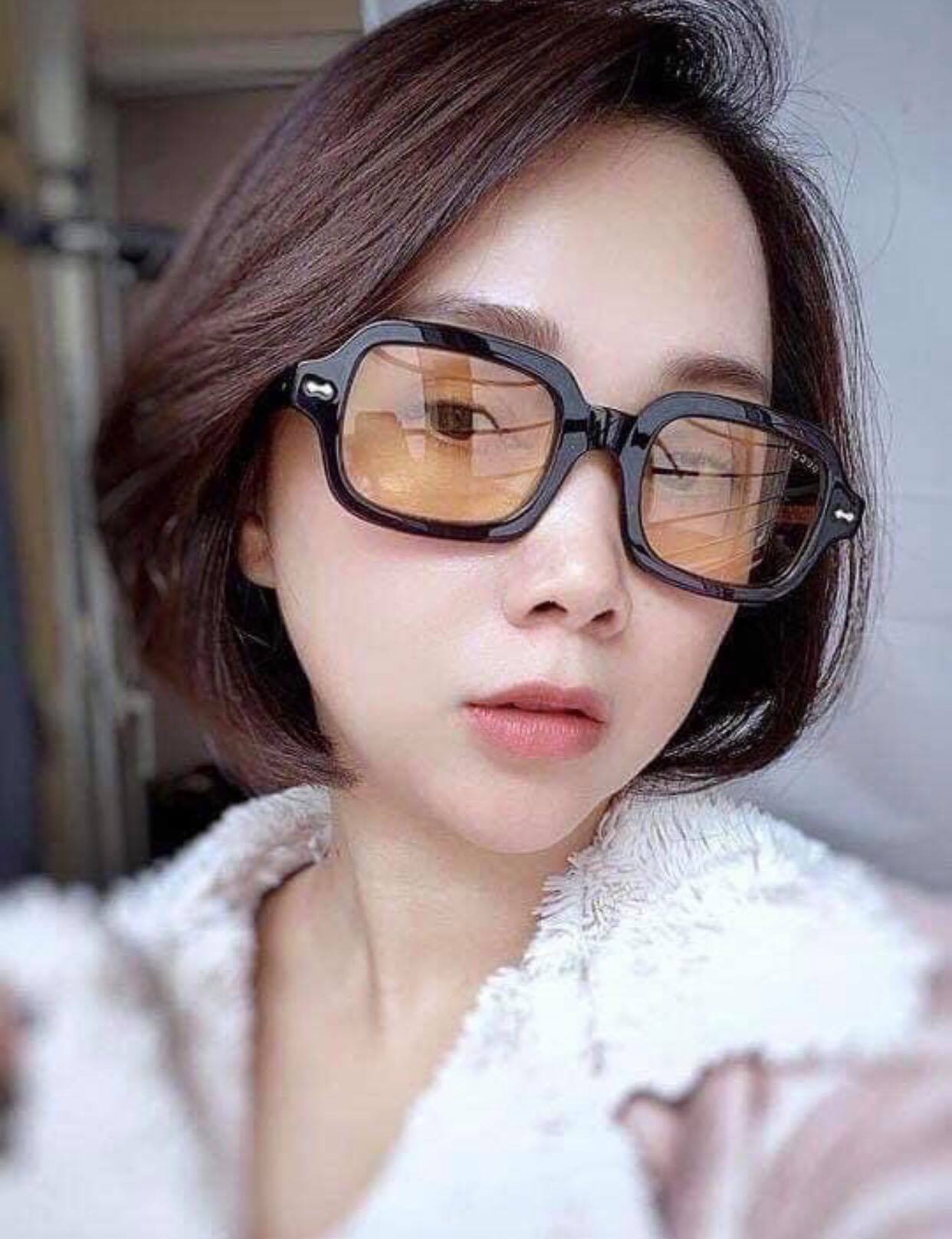 Kính râm màu vàng cực chất do Nam và Nữ