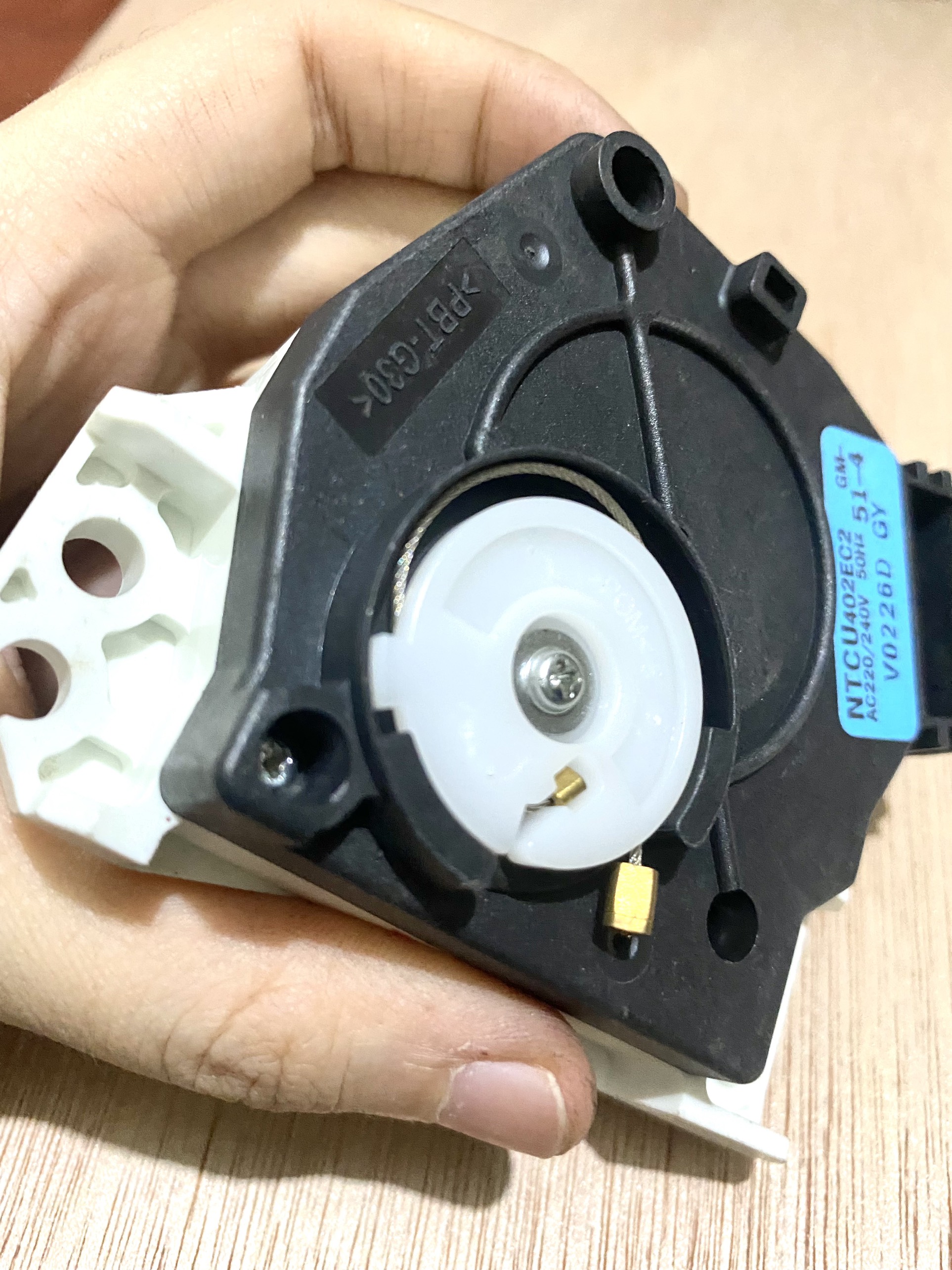 Xả nước máy giặt Toshiba trắng đen