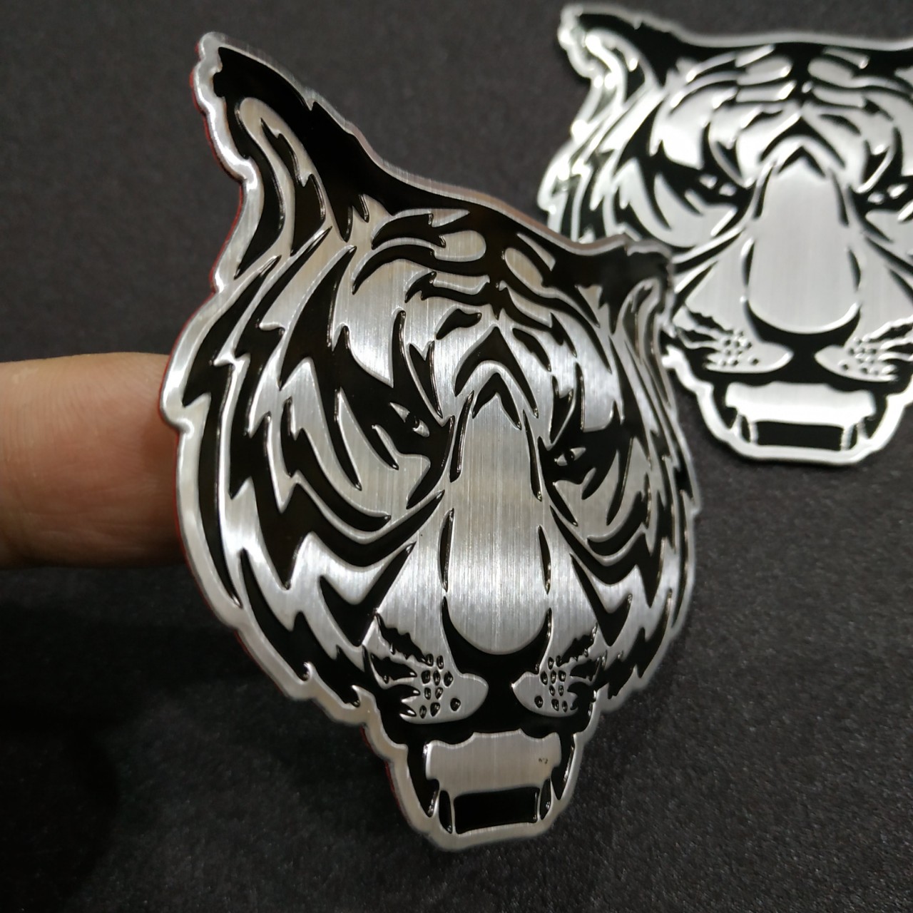 Tem nhôm dán xe đầu hổ 7x7 cm