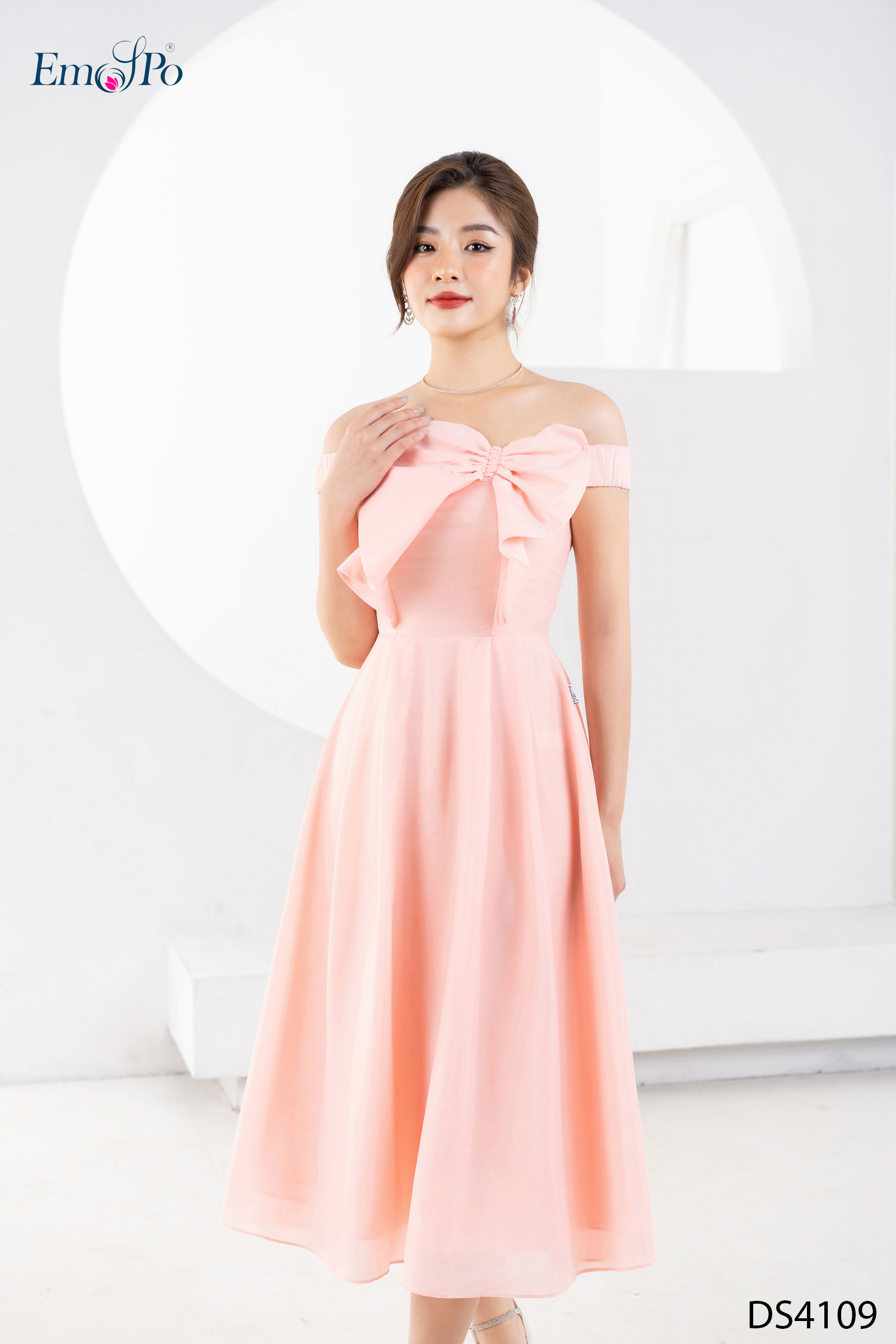 Đầm xòe trễ vai emspo milestone, bèo nơ thân trước ds4109