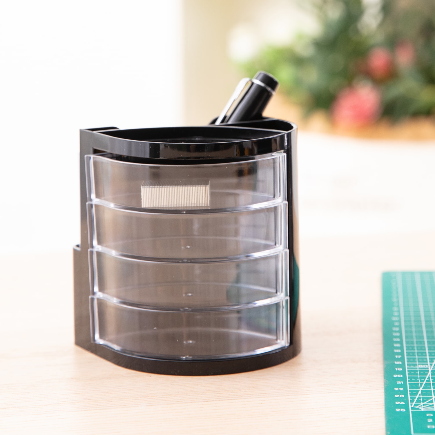 Cốc cắm bút 4 ngăn Deli, Đen -1 chiếc - E9133