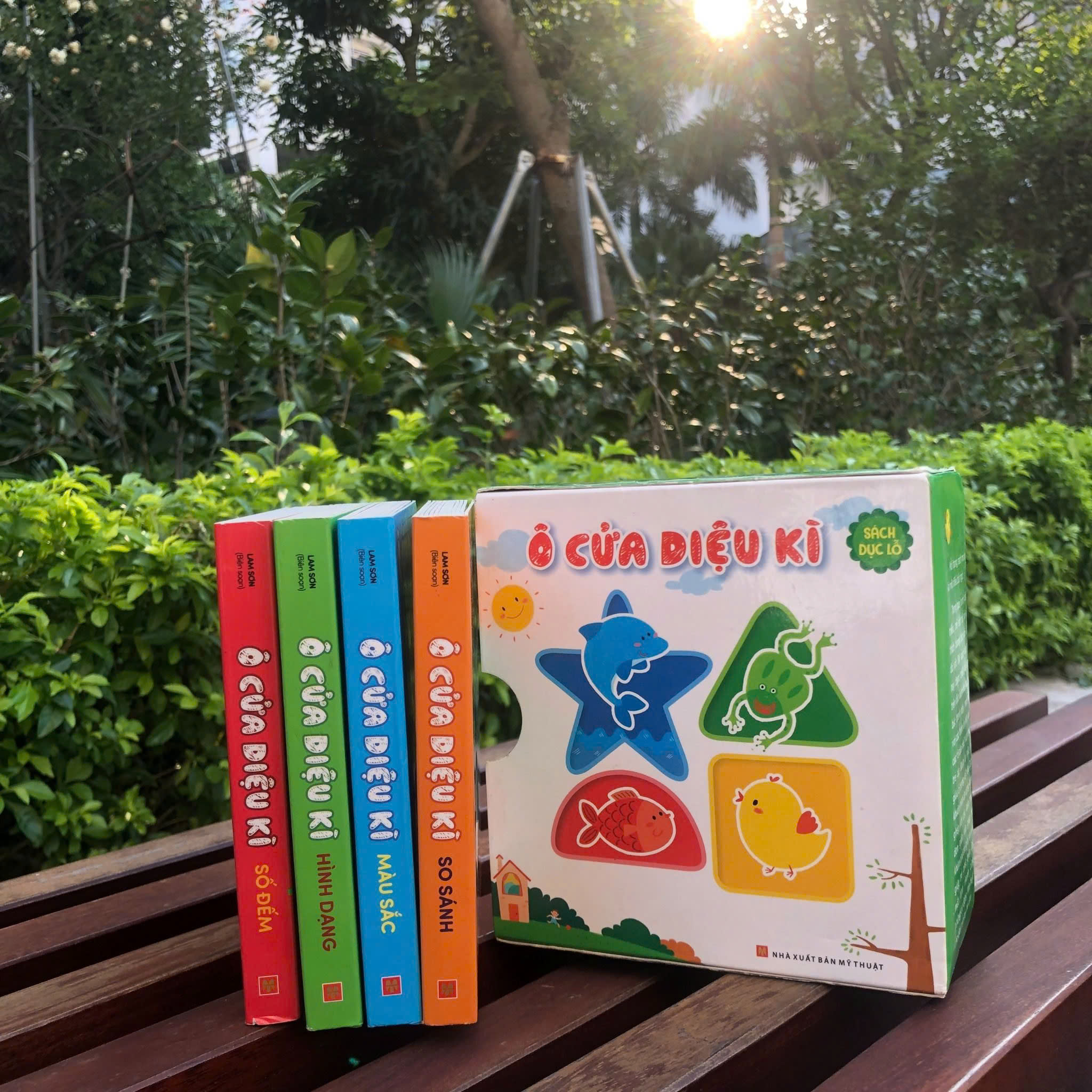 Sách Đục Lỗ: Ô Cửa Diệu Kì ( Hộp 4 Cuốn)