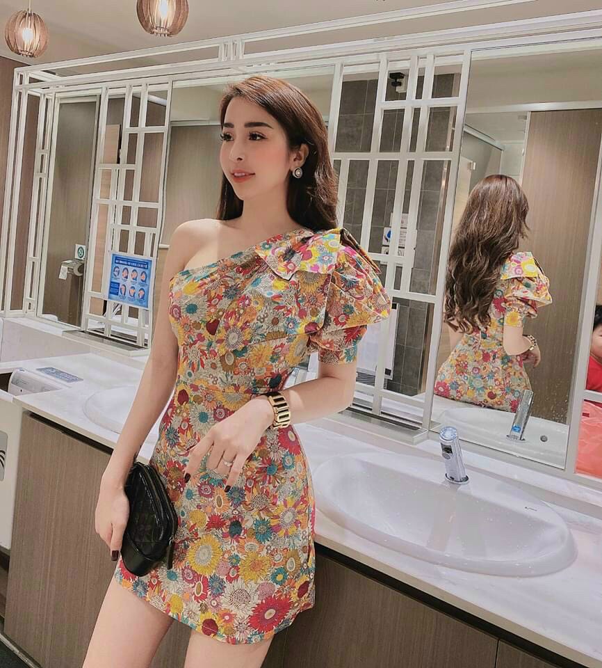 Đầm lệch vai kết nơ họa tiết hoa lá