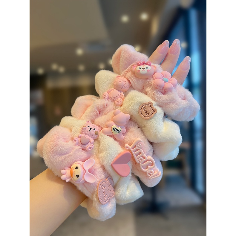Cột tóc lông gấu hồng cute