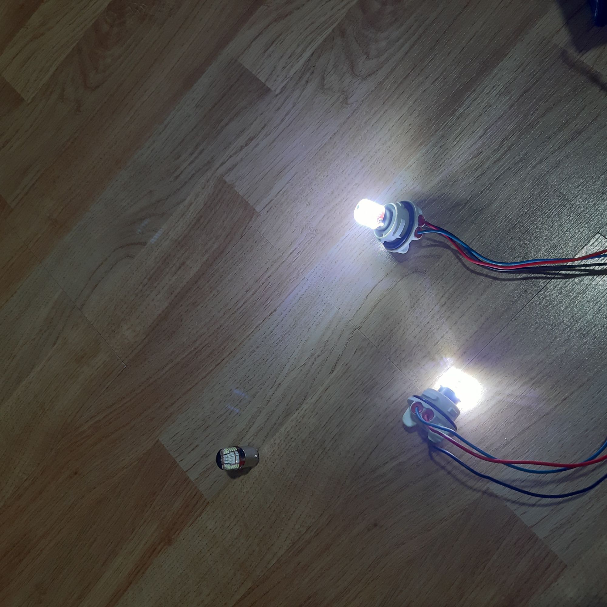 Bóng đèn Led phanh 42 Led sáng Trắng chớp Đỏ