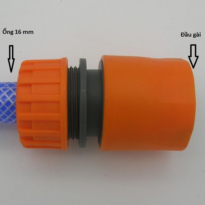 It is orange. 16mm pipe fitting. It is plastic. Use to connect soft hose with 16mm Phi. 557