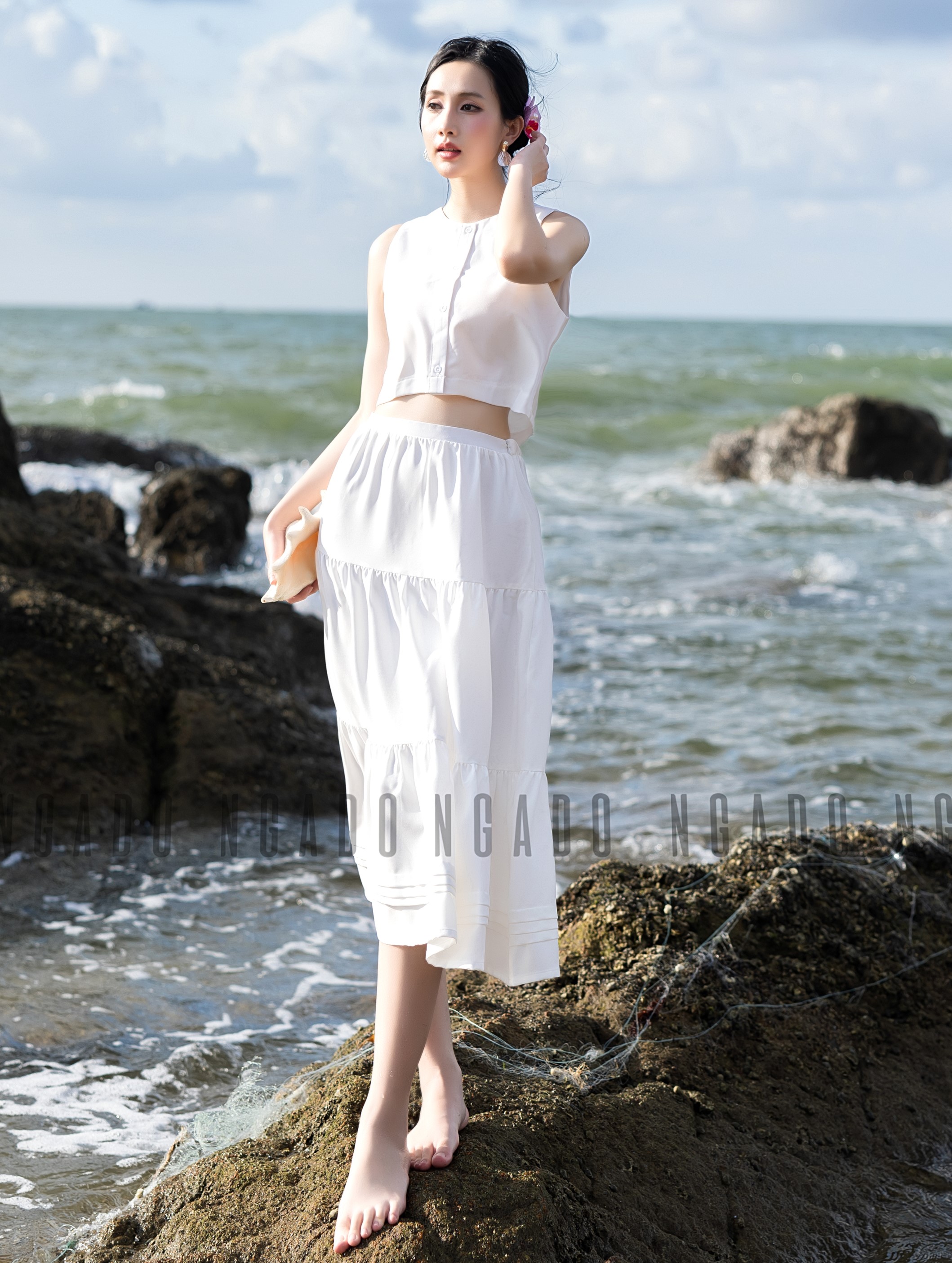 [30.10 - Nhập FALAZLIVE02 giảm 200K] Set áo váy croptop trắng NGADO