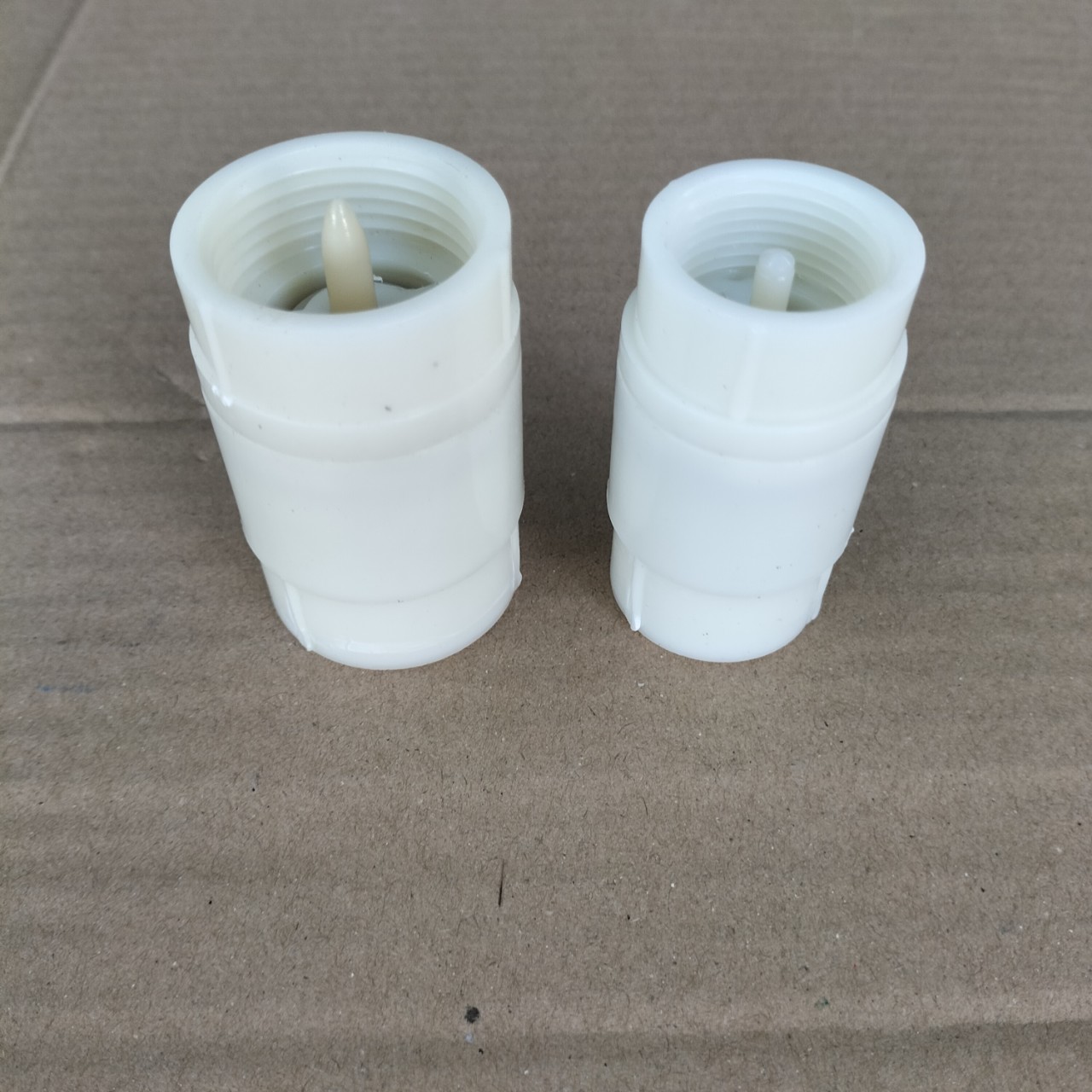 2 cái: Van 1 chiều nhựa có lò xo