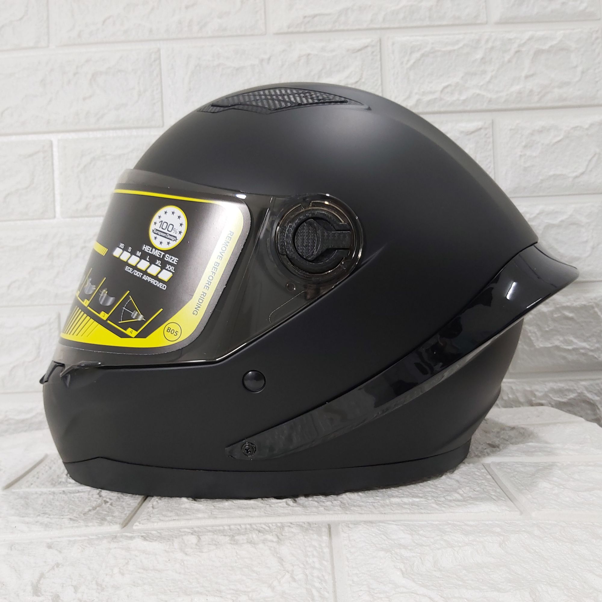 MŨ BẢO HIỂM FULLFACE CÓ ĐUÔI GIÓ ROYAL M136