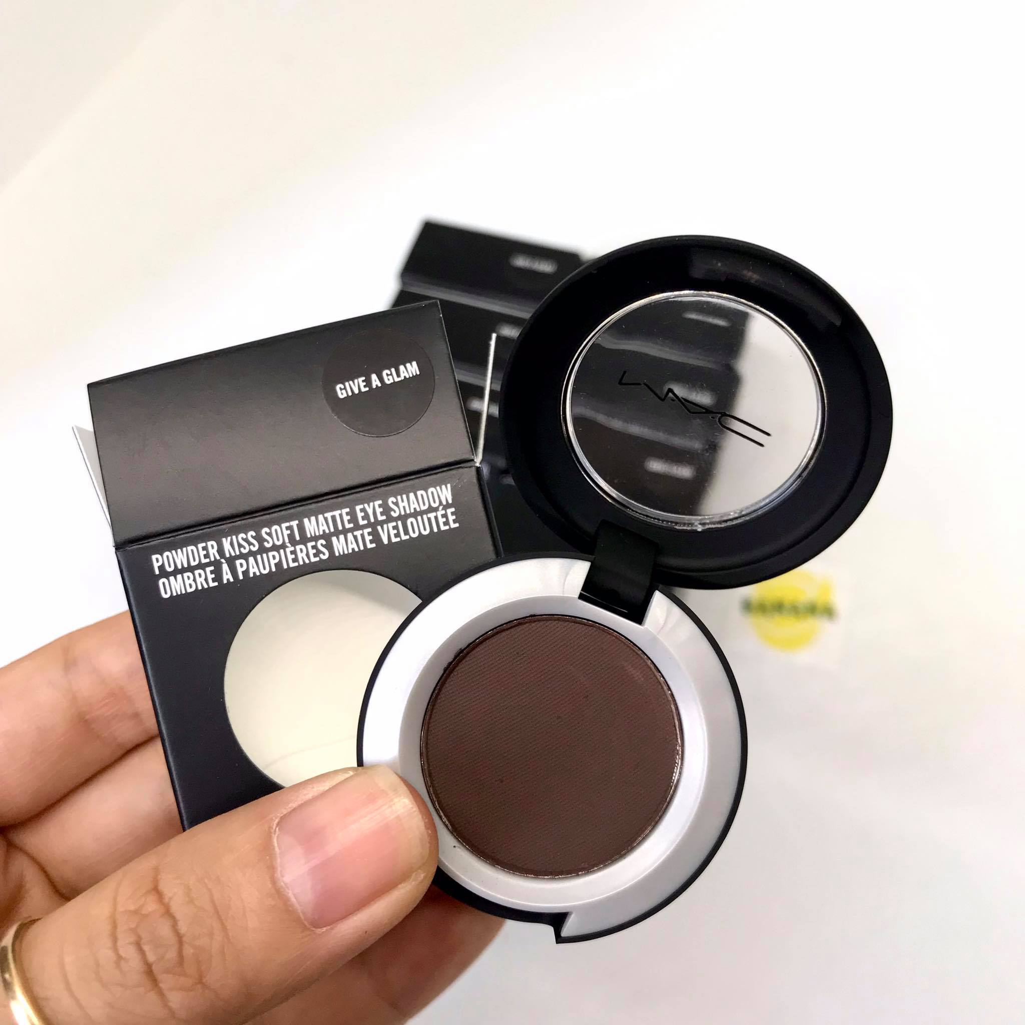 Phấn mắt MAC Give a Glam