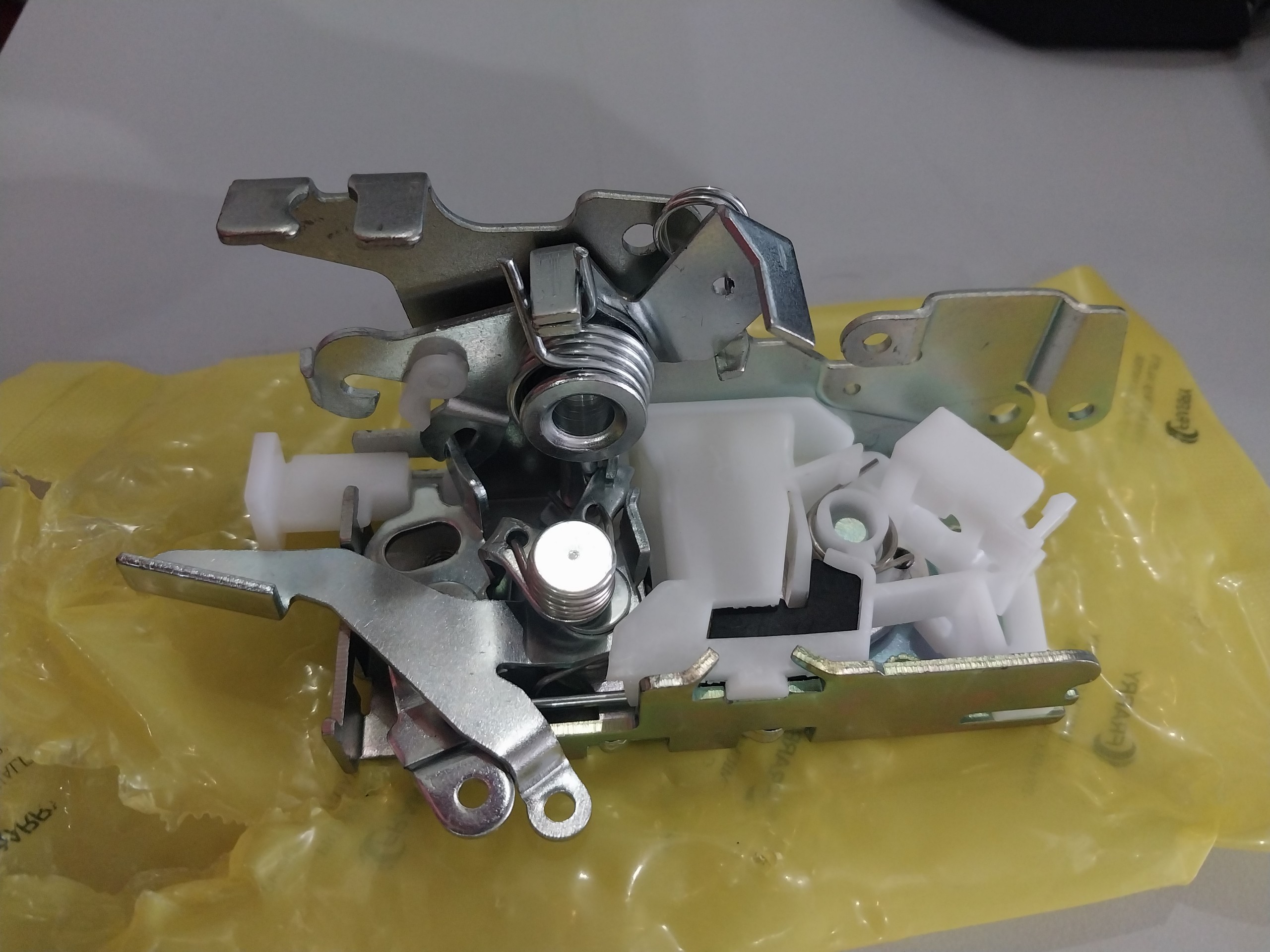 Ổ khóa ngậm cửa sau, cửa đóng cốp bên phụ xe mercedes sprinter 16 chỗ