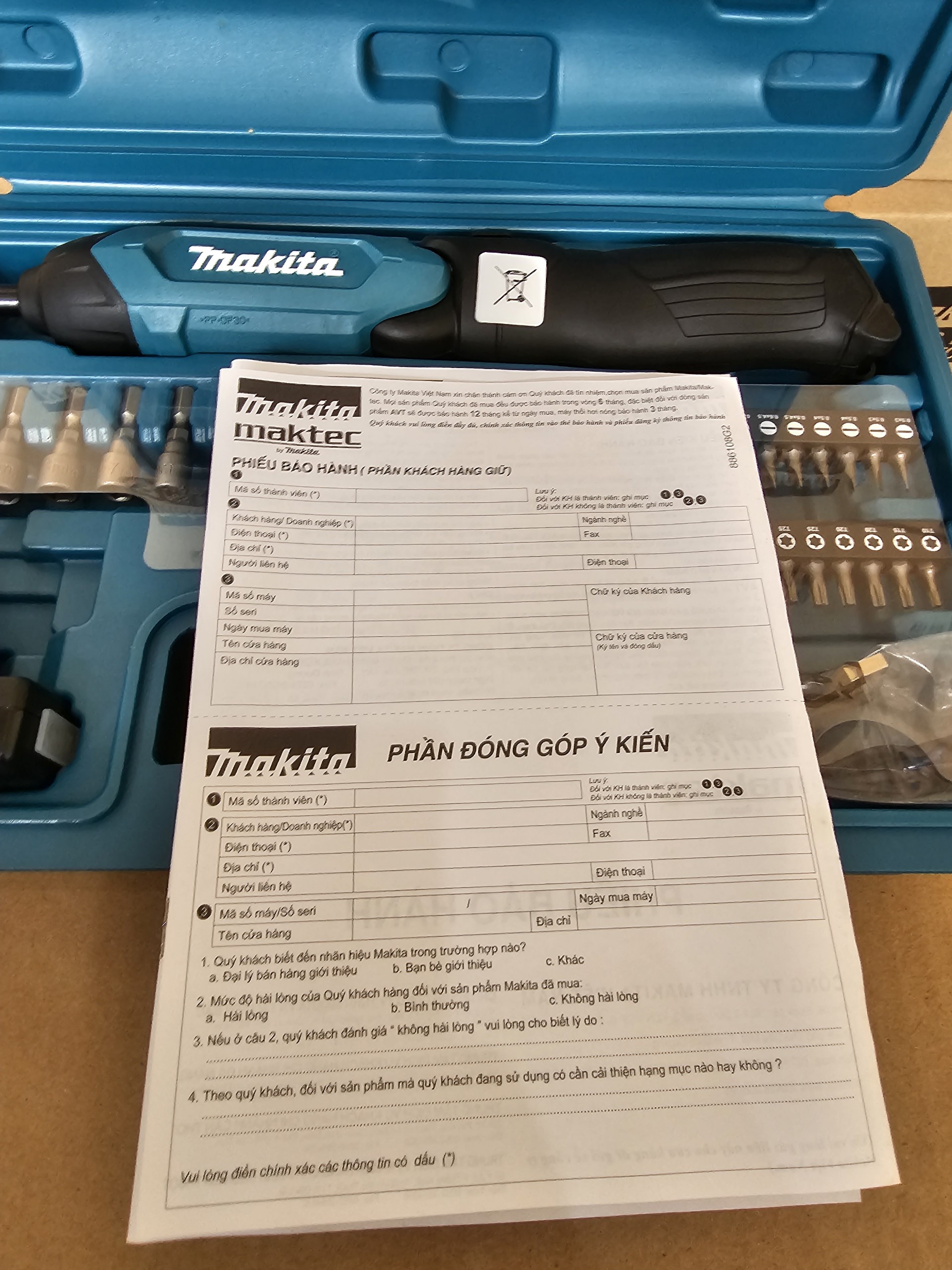Máy bắt vít dùng pin Makita DF001DW