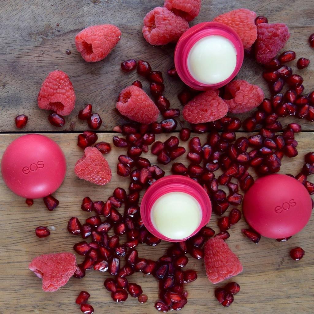 Son Trứng Dưỡng Môi EOS Lip Pomegranate Raspberry Lựu Mâm Xôi 7g