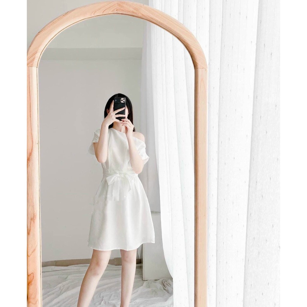 Đầm voan trễ vai thắt dây eo hai màu trắng/đen