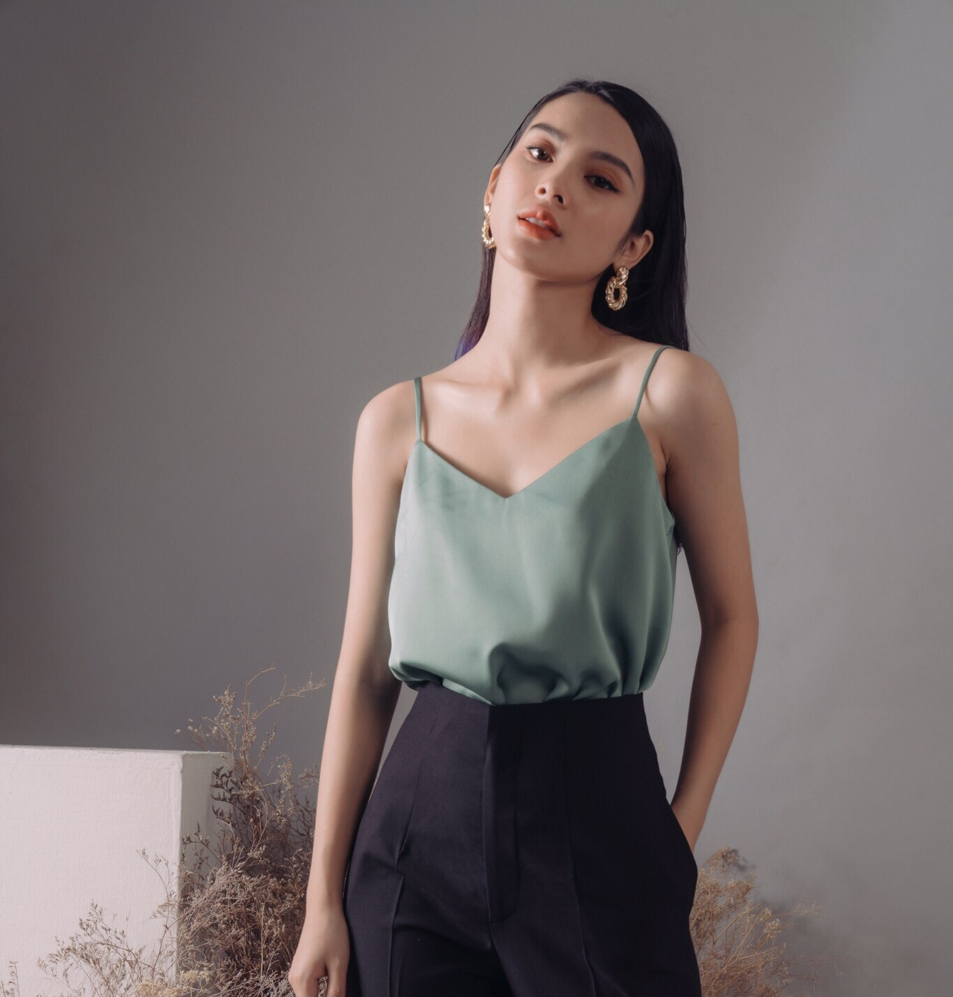 Áo cami 2 dây cổ đổ Leila Closet