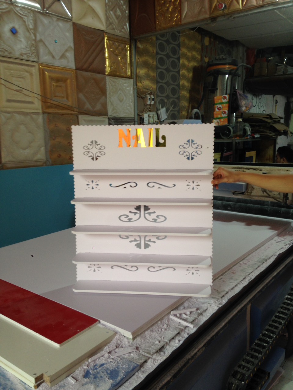 Kệ sơn nail chữ Nail vàng