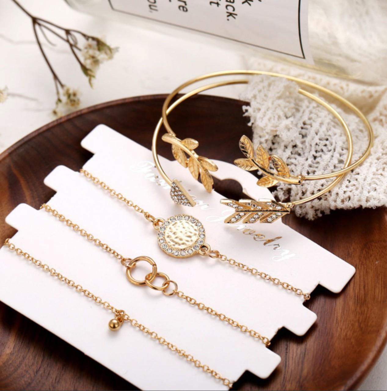Lắc chân lắc tay thời trang bạn gái