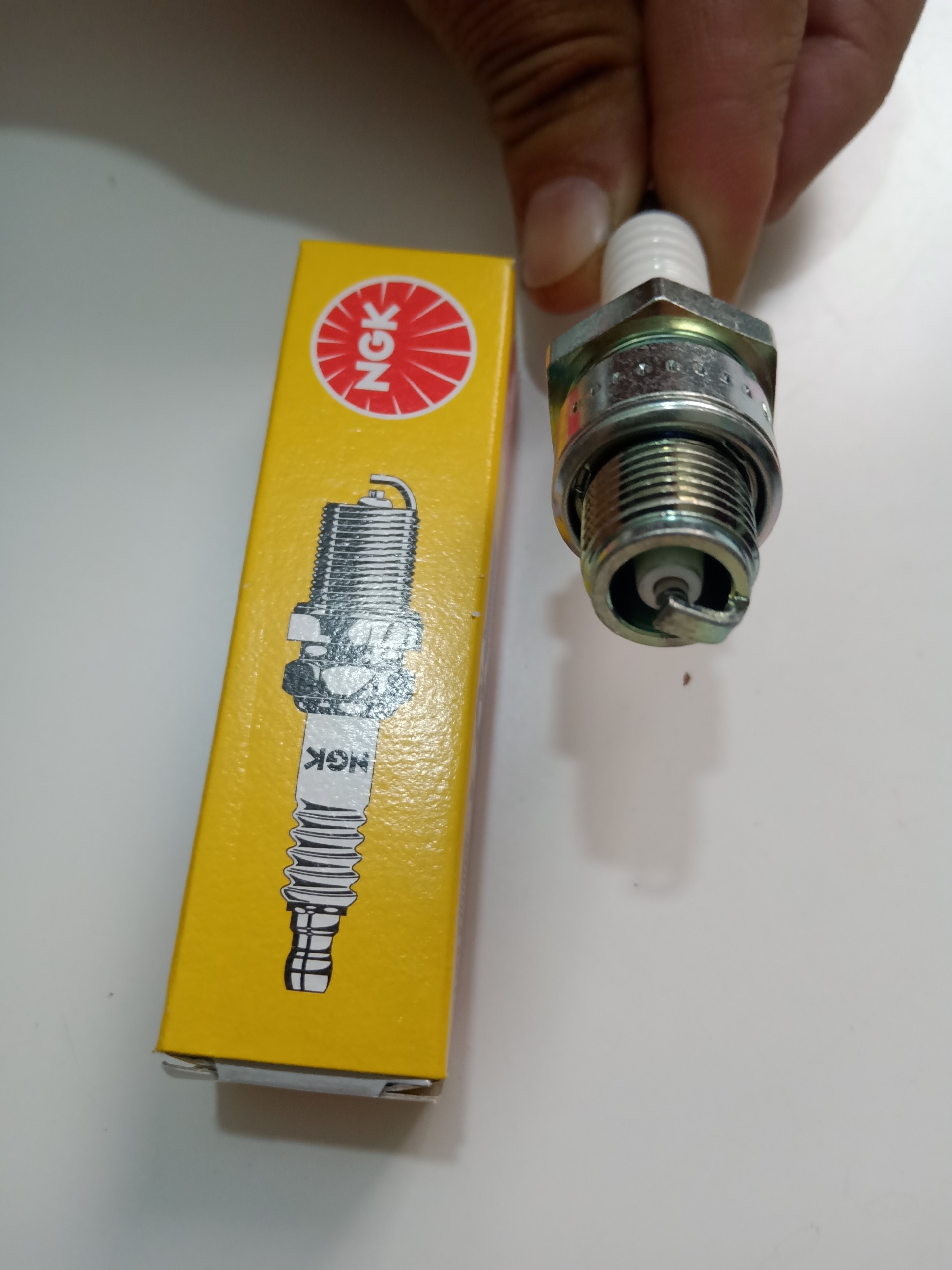 Bugi NGK standard B7HS cho dòng xe 2 thì