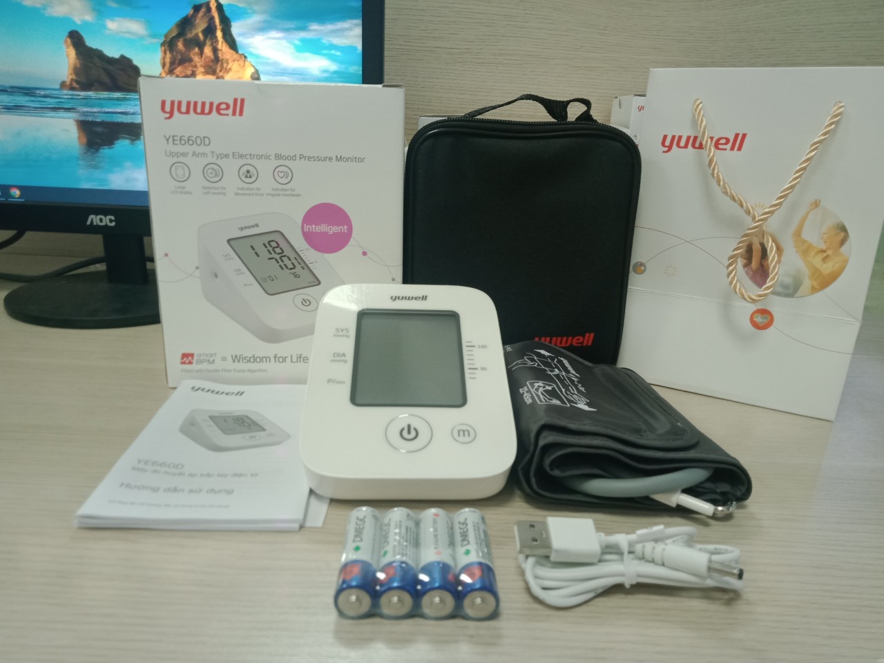 Máy đo huyết áp điện tử bắp tay chính hãng YUWELL 660D