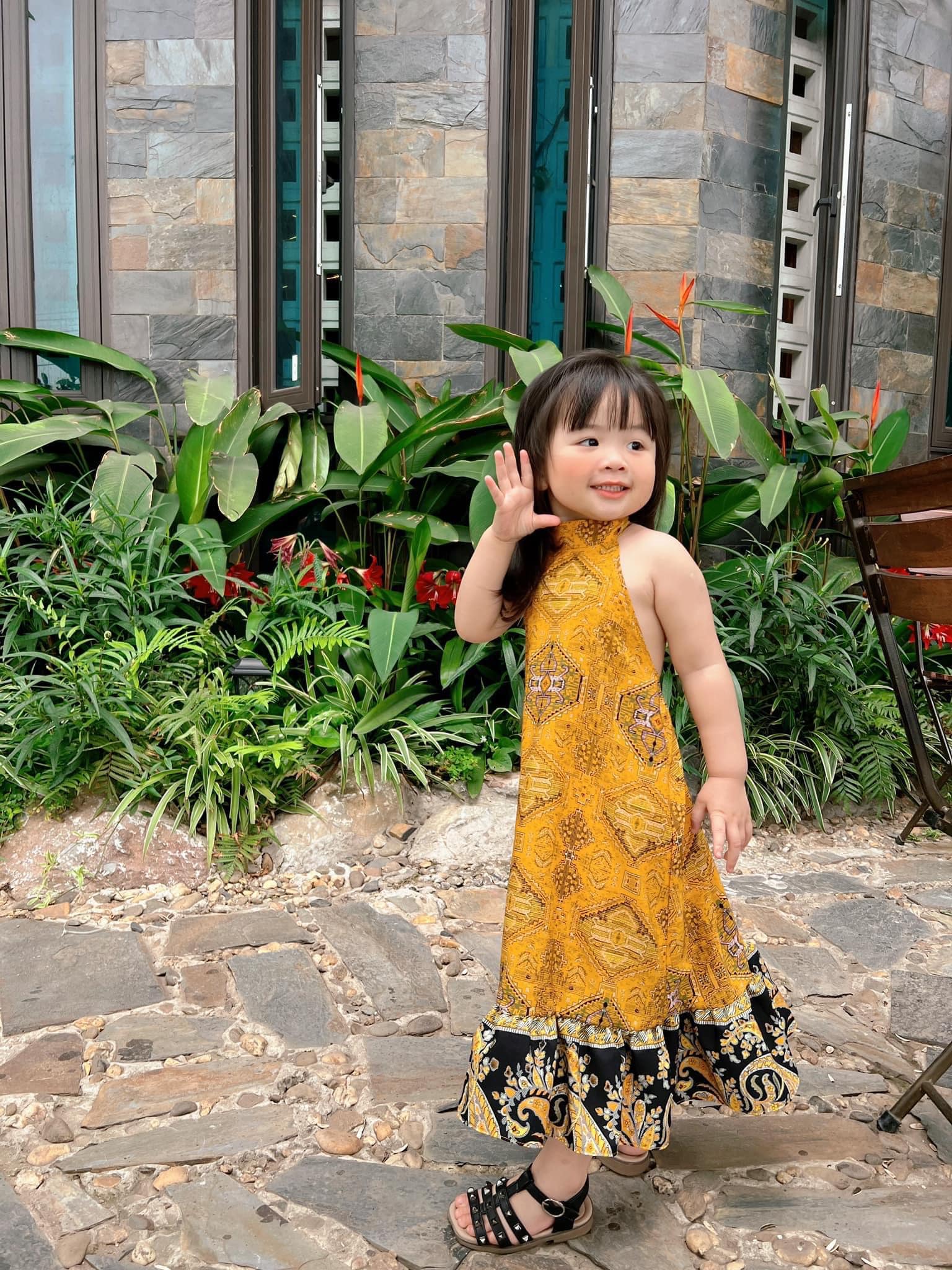 Đầm maxi cho bé gái đi biển