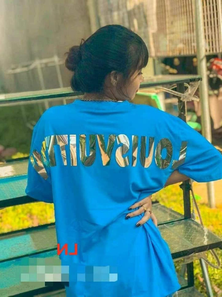 Áo phông Luôn Vui Tươi tráng gương in lưng