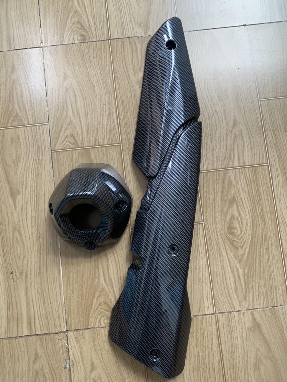 Ốp pô và chụp đích pô xe exciter 155 màu carbon