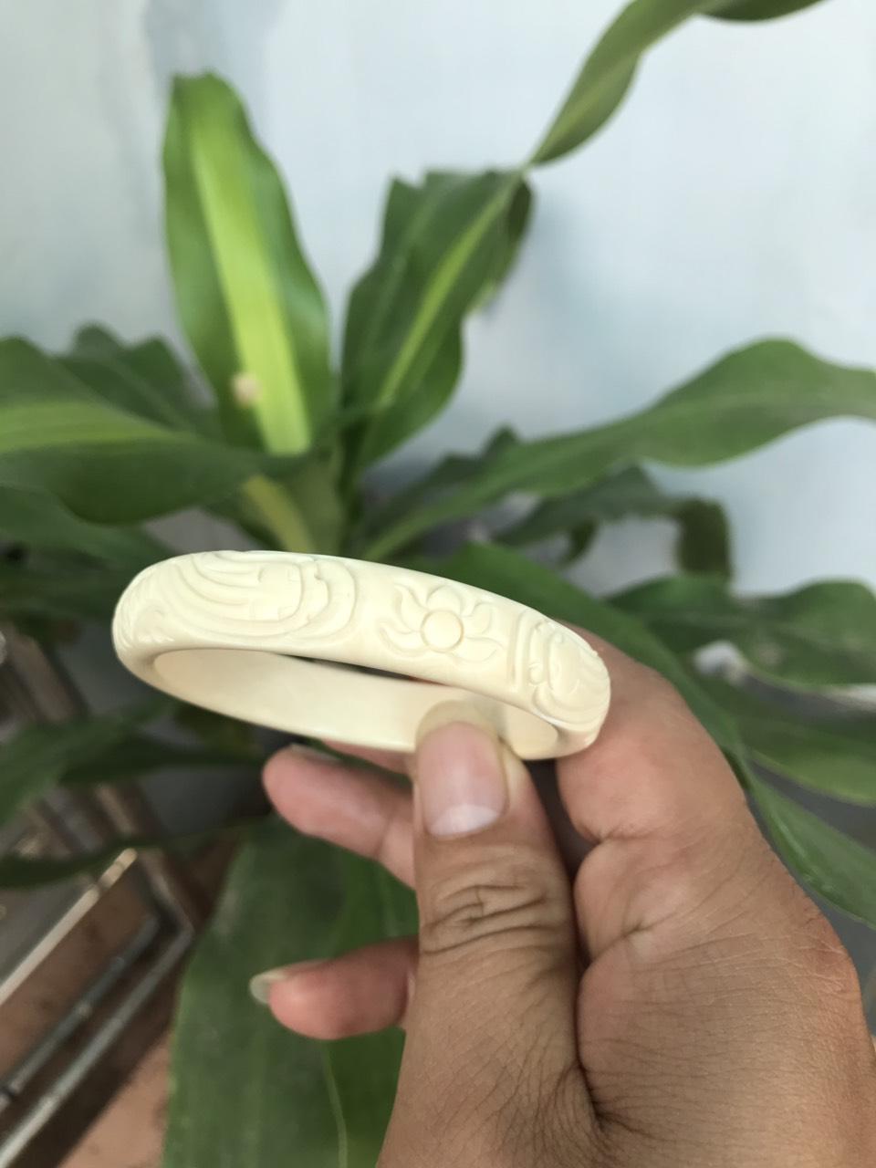 Giá Tiết Kiệm Để Sở Hữu Ngay Vòng Tay Xương Mỹ Nghệ Chạm Khắc - Màu Ngà 12mm Giá Tiết Kiệm Để Sở Hữu Ngay Vòng Tay Xương Mỹ Nghệ Chạm Khắc - Màu Ngà 12mm