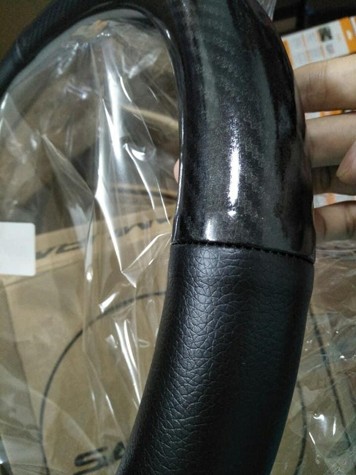 Bọc vô lăng vân cacbon gắn logo hãng ki -a