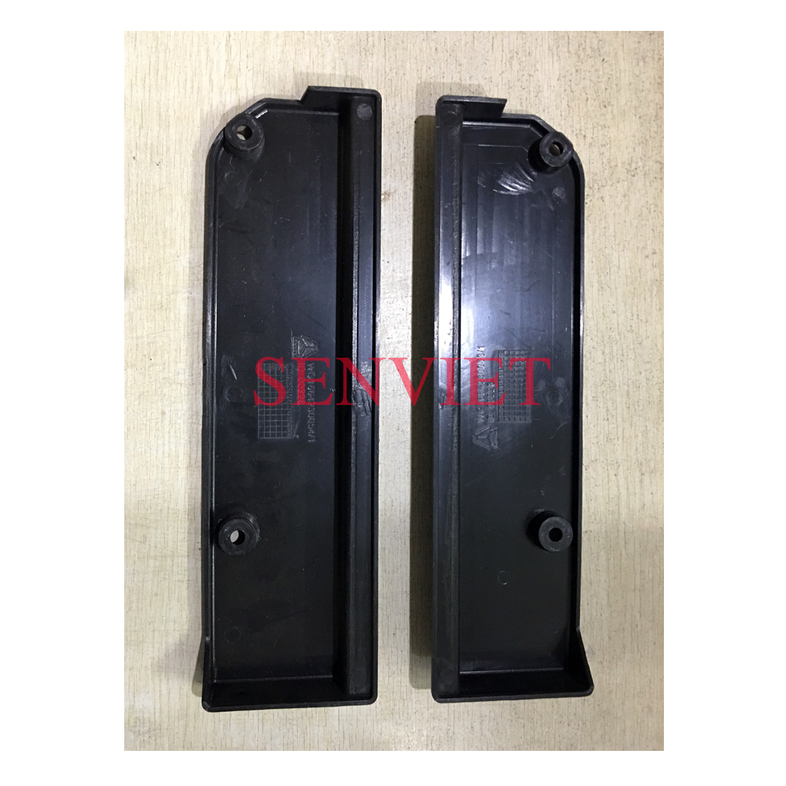 Ốp Nhựa Đen Sau Mí Đèn Pha Howo A7 375 420