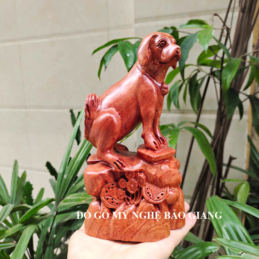 Tượng con chó gỗ hương cao 20 cm