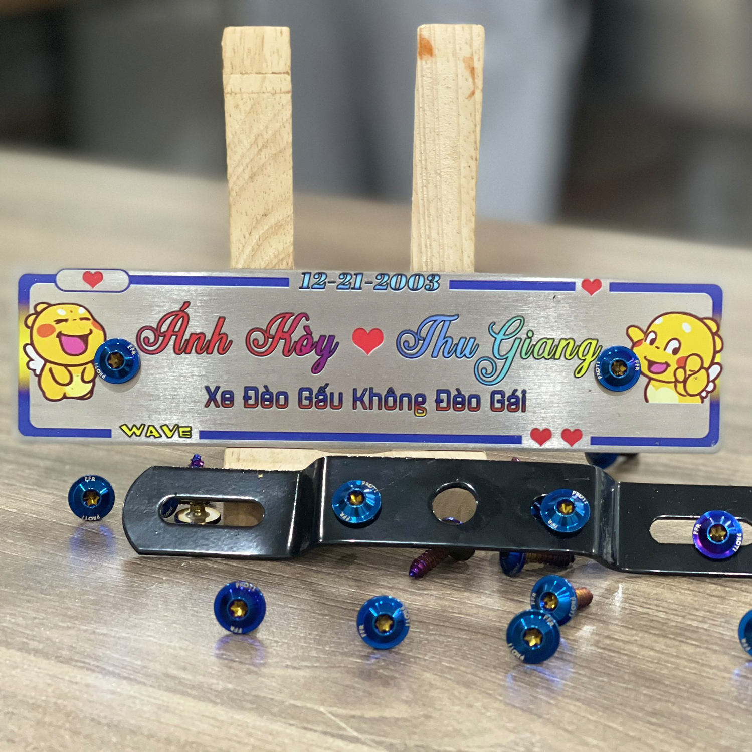 Bảng tên xe máy thiết kế theo yêu cầu tặng full phụ kiện