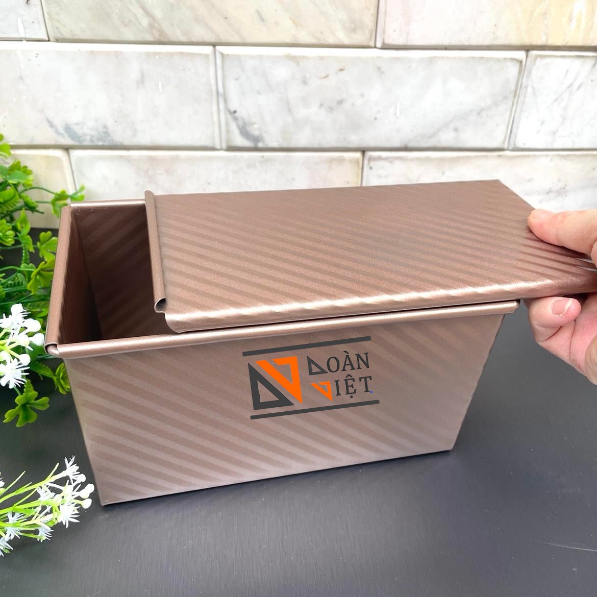 BÁNH MÌ SANDWICH vân GỢN SÓNG mẫu mới SIÊU ĐẸP CAO CẤP. Khuôn bánh mì gối Thép CARBON chống dính màu VÀNG Đồng SANG TRỌNG. Khay lớn với kích thước 20.5 x 12x 11cm