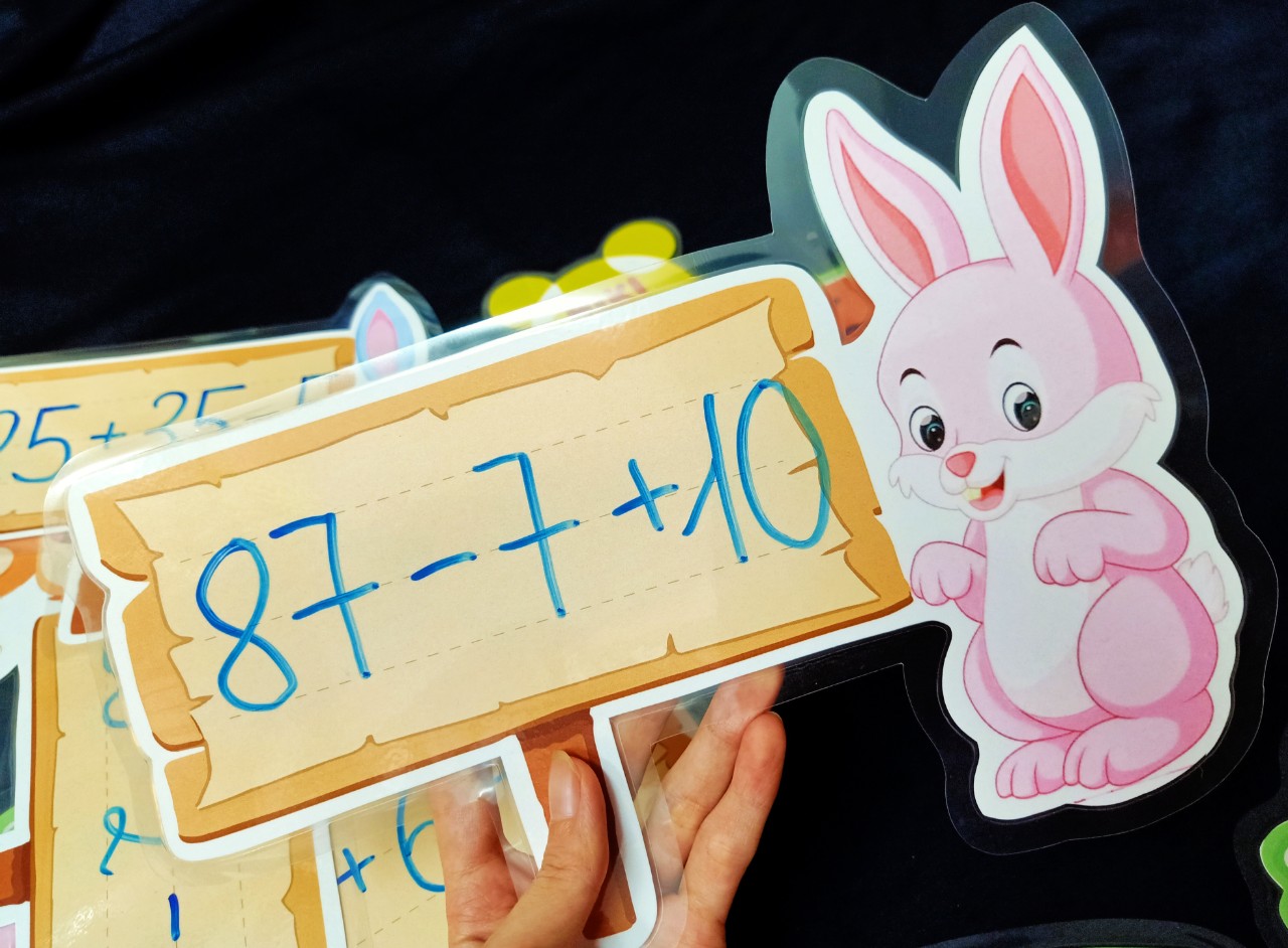 Bộ 4 Anh Em Nhà Thỏ Tìm Cà Rốt (4 bé thỏ + 4 cà rốt)