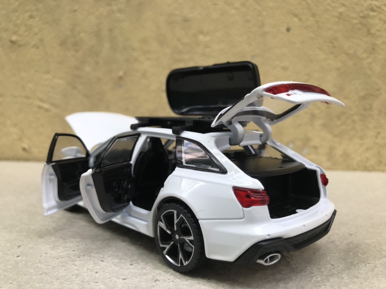 Mô hình xe AUDI RS6 2024 - 1:32