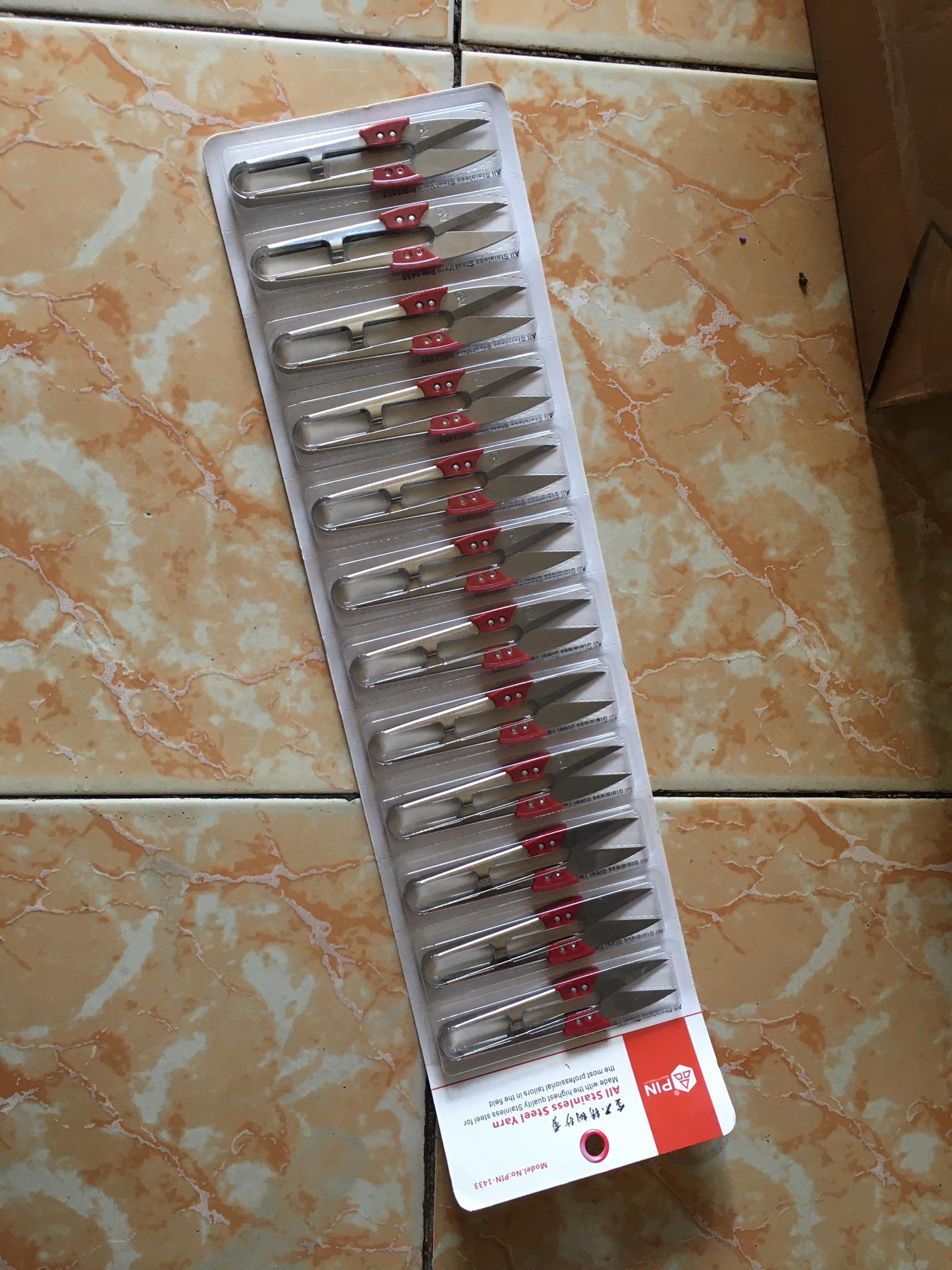 COMBO vỉ 12 Kéo bấm chỉ tay đệm đỏ