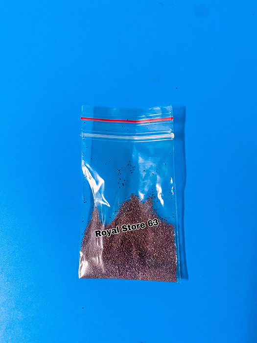 Carophyll trộn thức ăn lên màu cho cá cảnh